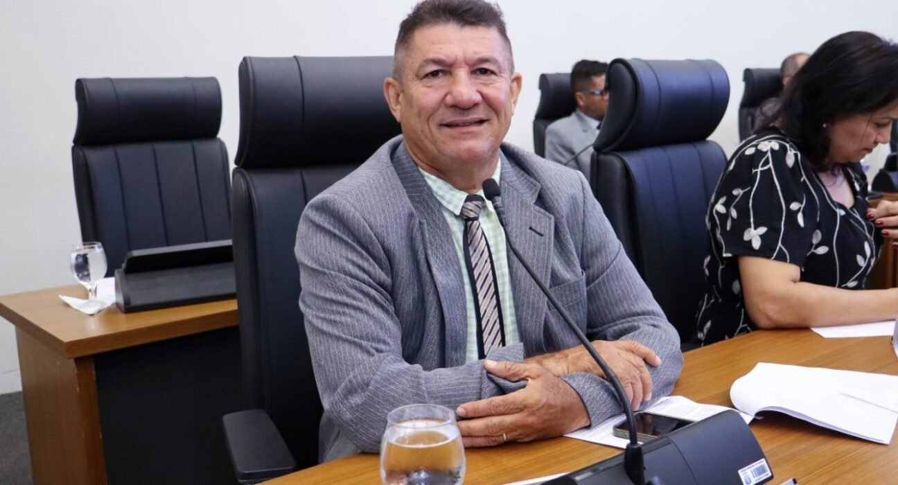 Foto de frente do vereador Márcios Reis olhando pra câmera a partir de seu assento no plenário da Câmara Municipal.