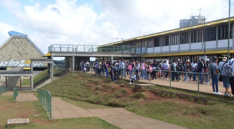 Vista parcial de área de complexo escolar com crianças e adolescentes em no antigo Caic em Palmas (TO).