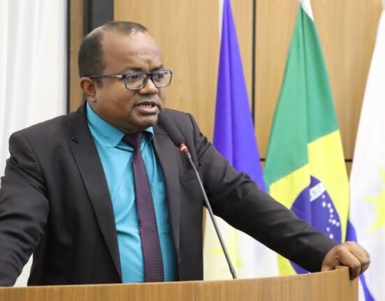 Vereador Joatan de Jeus discursando na tribuna da Câmara Municipal de Palmas.