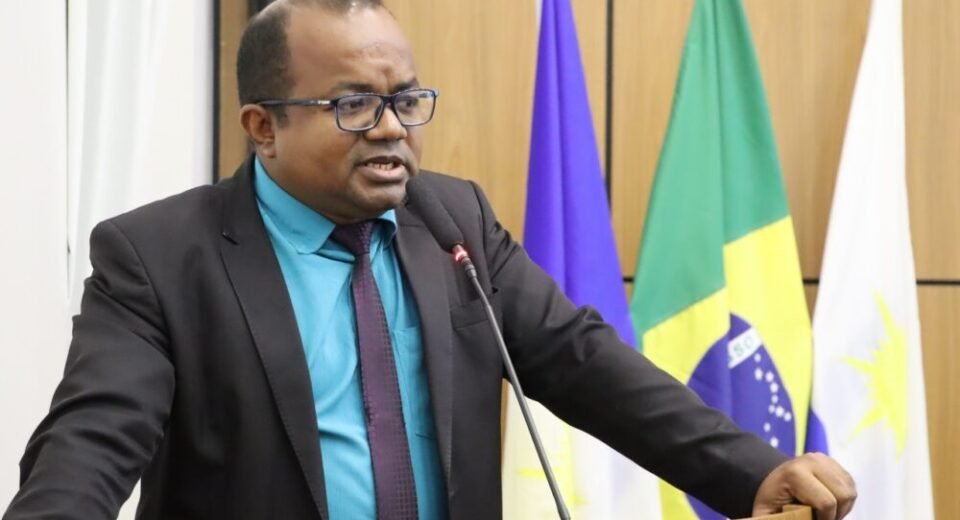Vereador Joatan de Jeus discursando na tribuna da Câmara Municipal de Palmas.