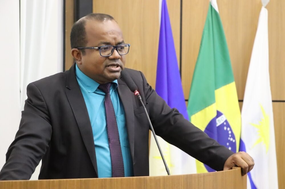 Vereador Joatan de Jeus discursando na tribuna da Câmara Municipal de Palmas.